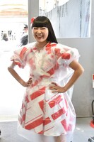 スイカ割りで衣装を汚さないようビニールをかぶって武装する柏木ひなた。