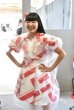 スイカ割りで衣装を汚さないようビニールをかぶって武装する柏木ひなた。