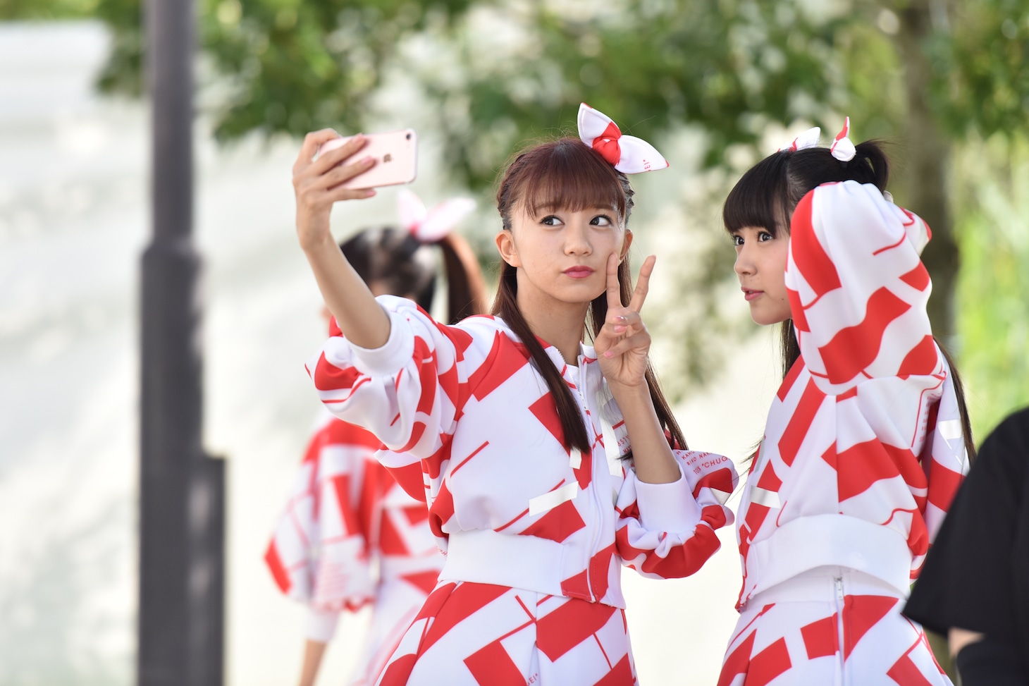 ツーショット撮影をする星名美怜（左）と中山莉子（右）。