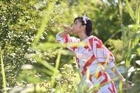 茂みに潜んで野鳥になりきる小林歌穂。