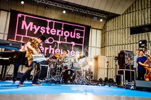 H ZETTRIO「Mysterious Superheroes Tour Final 2018 ～濃縮還元遊戯舞台～」の様子。（Photo by Hiroki Nishioka）