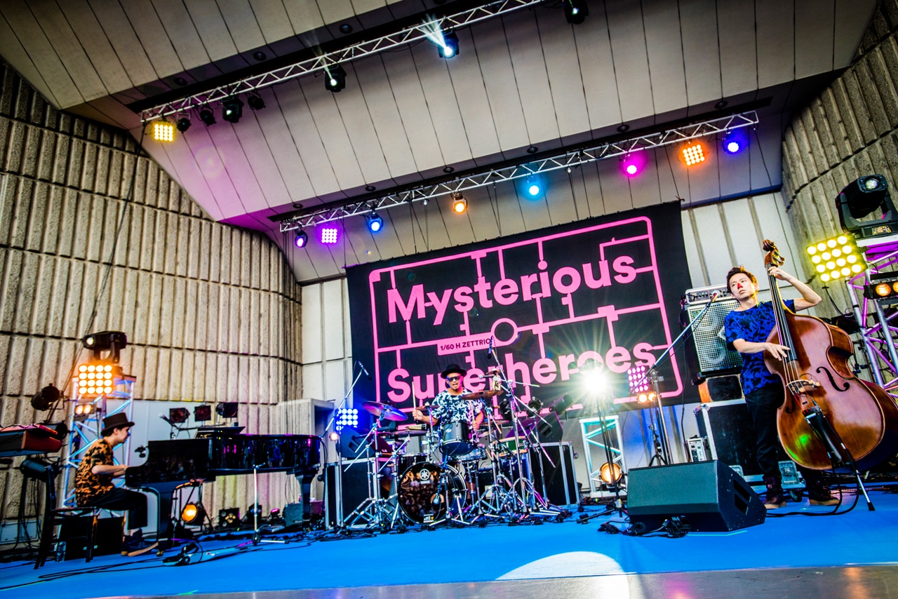 H ZETTRIO「Mysterious Superheroes Tour Final 2018 ～濃縮還元遊戯舞台～」の様子。（Photo by Hiroki Nishioka）