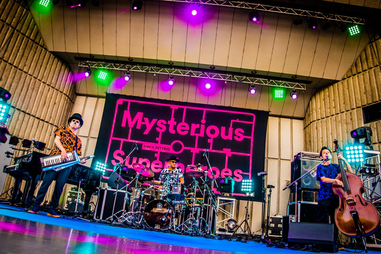 H ZETTRIO「Mysterious Superheroes Tour Final 2018 ～濃縮還元遊戯舞台～」の様子。（Photo by Hiroki Nishioka）