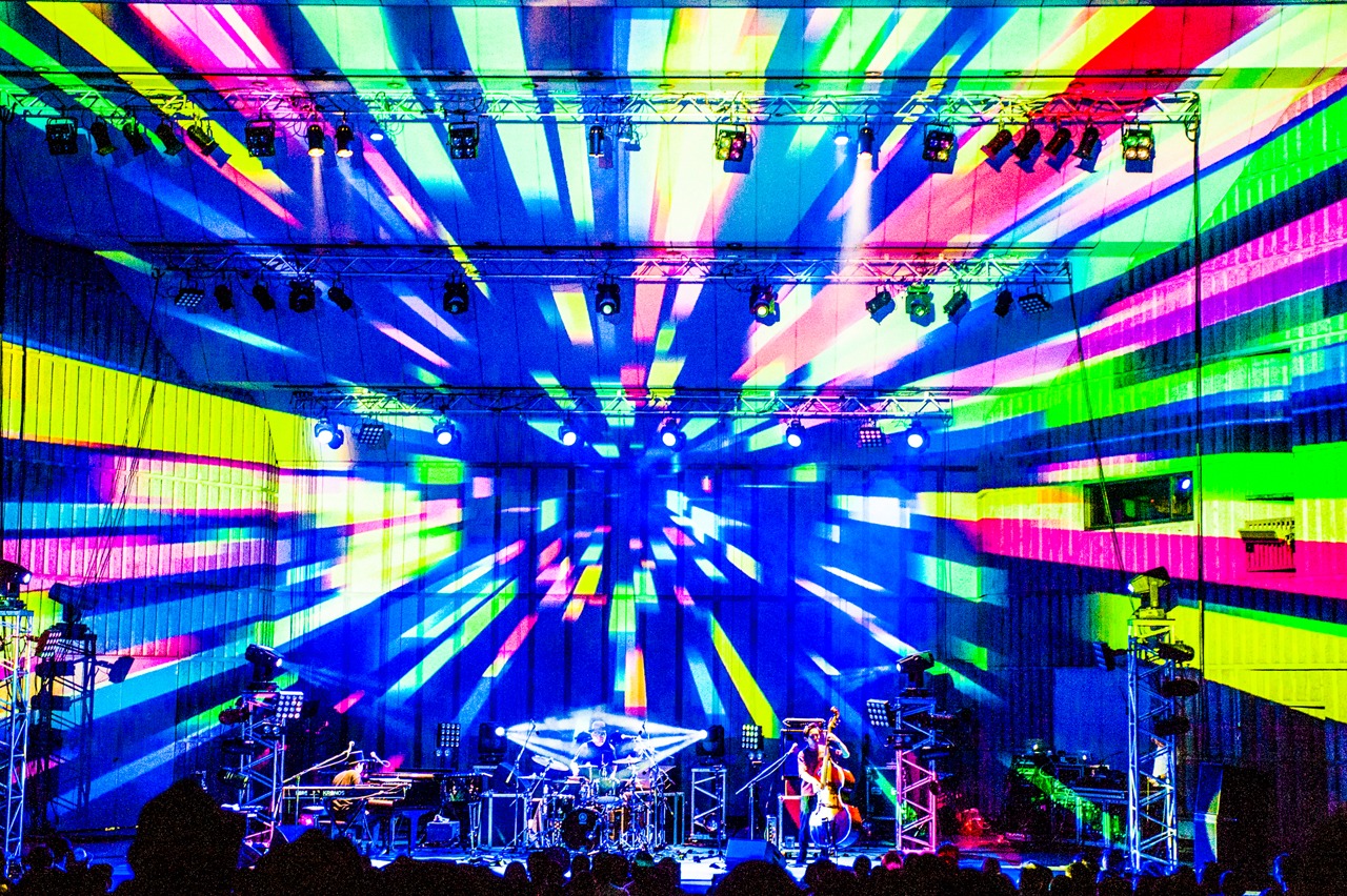 H ZETTRIO「Mysterious Superheroes Tour Final 2018 ～濃縮還元遊戯舞台～」の様子。（Photo by Hiroki Nishioka）