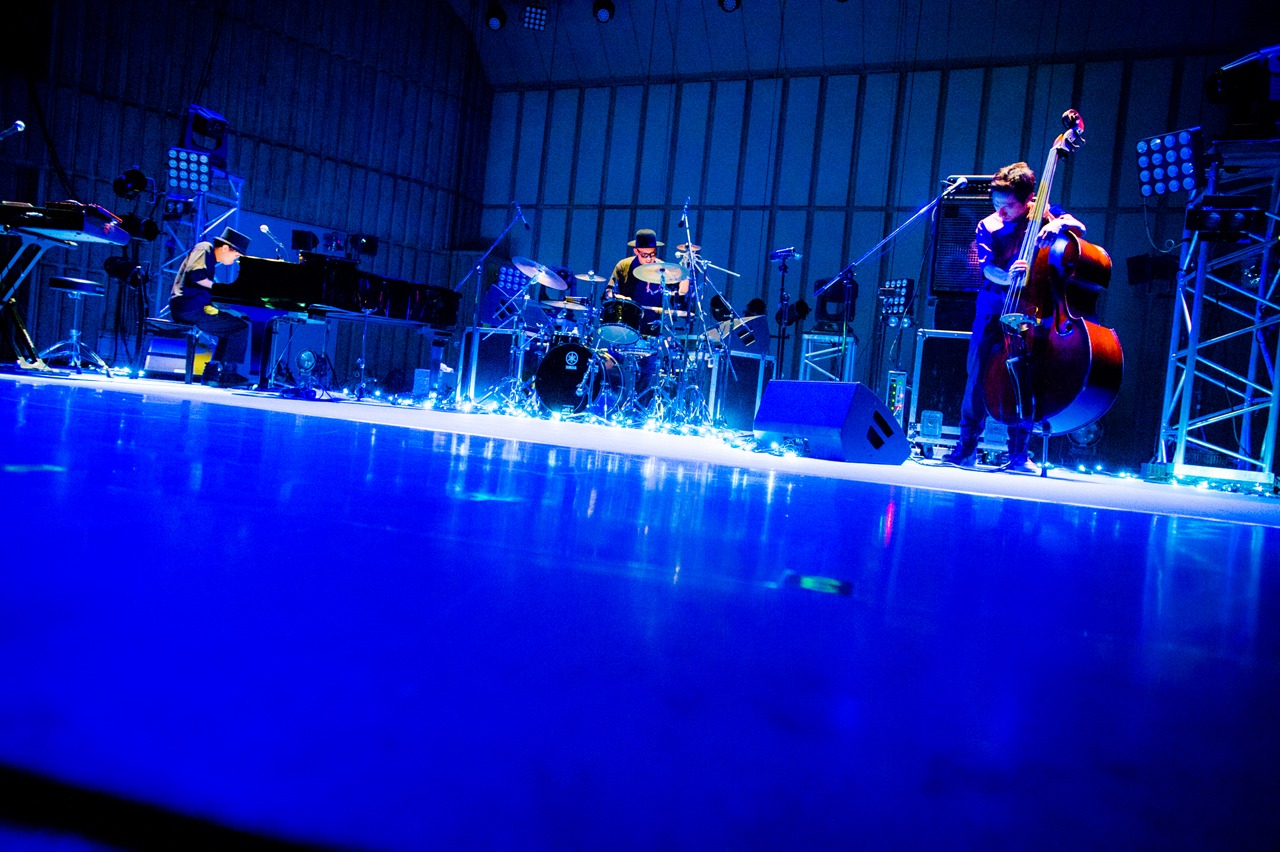 H ZETTRIO「Mysterious Superheroes Tour Final 2018 ～濃縮還元遊戯舞台～」の様子。（Photo by Hiroki Nishioka）