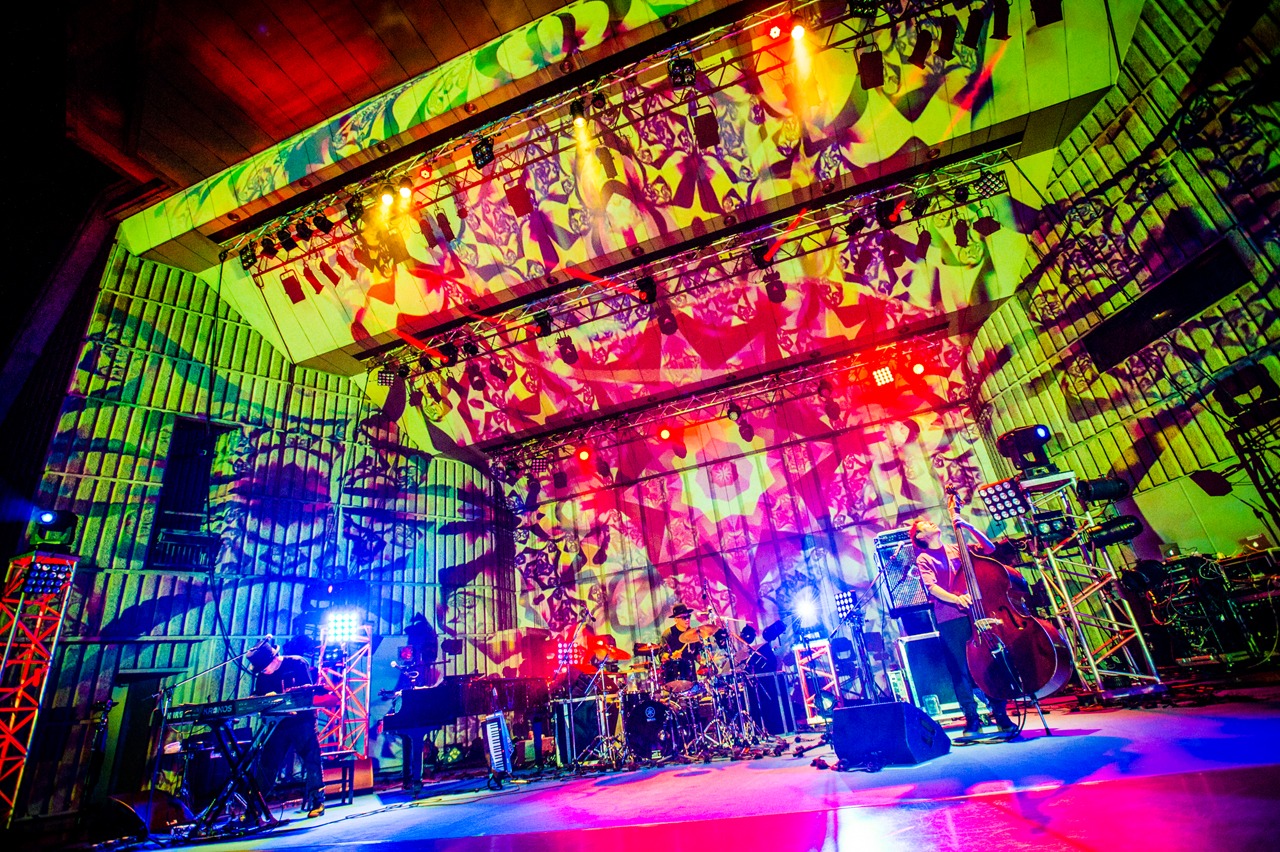 H ZETTRIO「Mysterious Superheroes Tour Final 2018 ～濃縮還元遊戯舞台～」の様子。（Photo by Hiroki Nishioka）