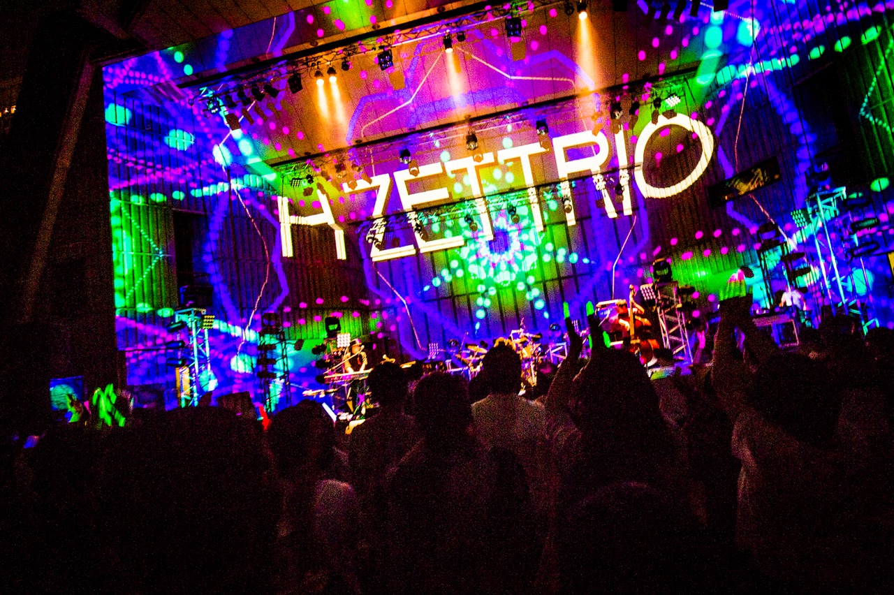 H ZETTRIO「Mysterious Superheroes Tour Final 2018 ～濃縮還元遊戯舞台～」の様子。（Photo by Hiroki Nishioka）
