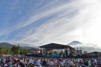 ステージ後方にそびえる富士山。