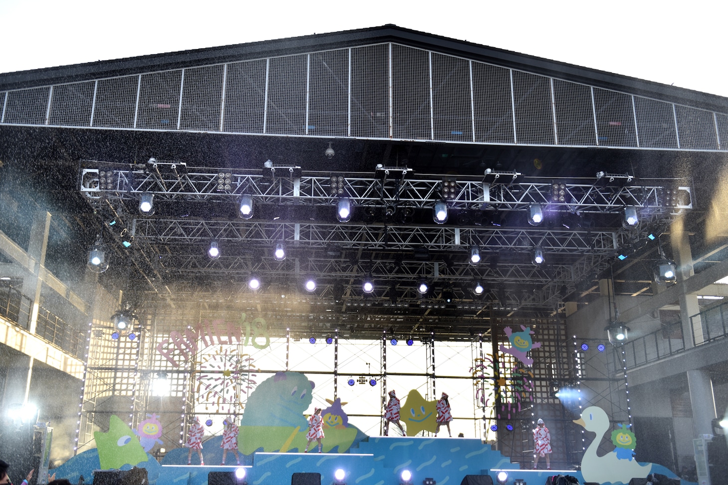 「ebiture（FAMIEN'18 NIGHT ver.）」に乗せてステージに登場したエビ中。