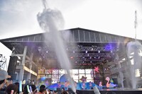 豪快に水しぶきを上げるウォーターキャノン。