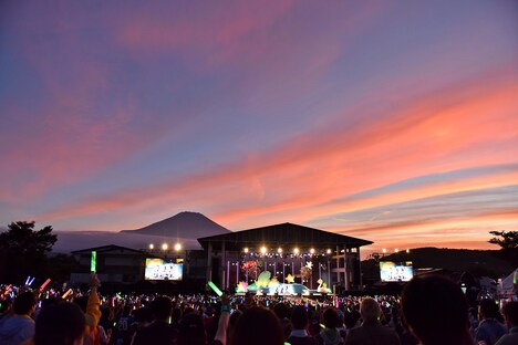 夕焼けに染まる会場の様子。