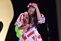 「靴紐とファンファーレ」の冒頭で靴が脱げてしまうもそのまま歌いきり、あとで苦笑いしながら靴を履く柏木ひなた。