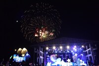 夜空に上がる打ち上げ花火。