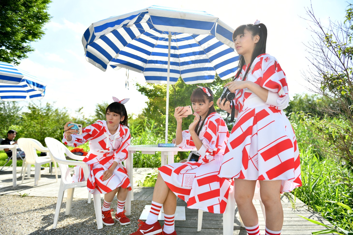 本番前にくつろぐ真山りか、星名美怜、中山莉子（左から）。