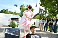 ダミーのスイカに向かっていく柏木ひなた。