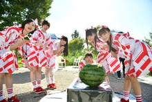 1日目開演前にスイカ割りを楽しむエビ中。