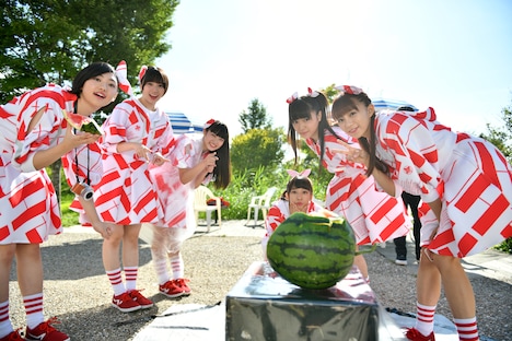 1日目開演前にスイカ割りを楽しむエビ中。