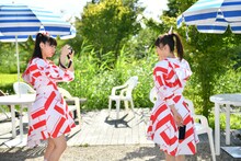 真山りか（右）を撮影する中山カメラマン（左）。