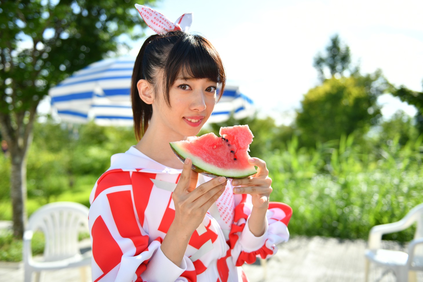 スイカを味わう真山りか。