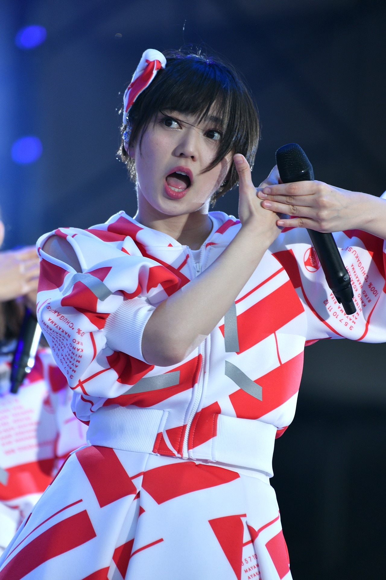 安本彩花