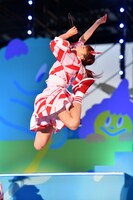 高くジャンプする星名美怜。