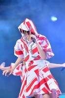 ダンスの勢いでフードがかぶさってしまうもそのままクールに歌う安本彩花。