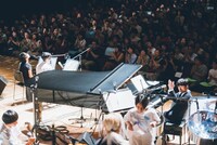 メンバーに拍手を贈る蓮沼執太（右）。（撮影：後藤武浩）