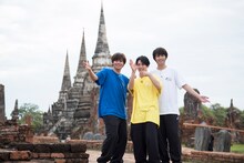 左からカイ、ユースケ、タカシ。(c)「超特急！タイ食べ鉄旅」製作委員会