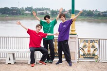 左からユーキ、タクヤ、リョウガ。(c)「超特急！タイ食べ鉄旅」製作委員会