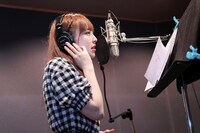 レコーディング中の黒崎真音。