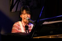 （写真提供：アミューズ）