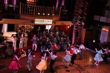 モーニング娘。'18とGentle Forest Jazz Bandによるコラボレーションの様子。（撮影：佐々木淳吏）