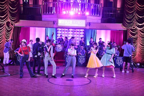 モーニング娘。'18とGentle Forest Jazz Bandによるコラボレーションの様子。（撮影：佐々木淳吏）