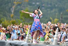 サブステージで叫ぶ中山莉子。