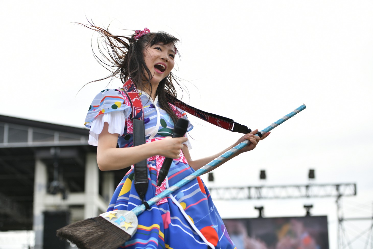 ほうきギターをかき鳴らす中山莉子。