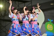 新曲「朝顔」を歌う柏木ひなた、中山莉子、小林歌穂（左から）。