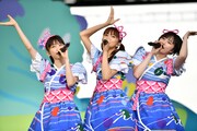 新曲「朝顔」を歌う真山りか、星名美怜、安本彩花（左から）。