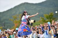 サブステージから水風船を投げる柏木ひなた。