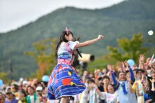 サブステージから水風船を投げる柏木ひなた。