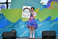 “兄”を見せる安本彩花。