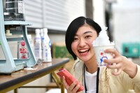 かき氷が予想以上に鋭角に盛られテンションが上がる小林歌穂。