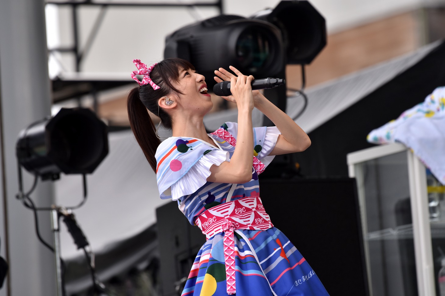 富士山に向かって「ヤッホー！」と叫ぶ真山りか。
