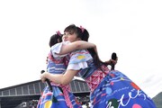 サブステージで抱き合う安本彩花（左）と中山莉子（右）。