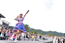 サブステージを駆ける星名美怜。