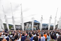 豪快に水しぶきを上げるウォーターキャノン。