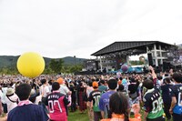 巨大風船が舞う客席。