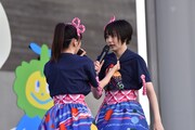 ダンスバトルで弱音を吐く安本彩花（右）に食ってかかる真山りか（左）。
