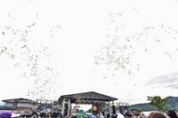 風で押し戻される銀テープ。