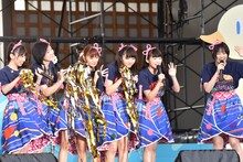 生中継のカメラに向かって挨拶するエビ中。