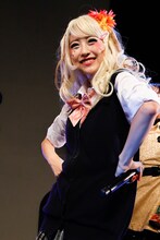 金髪ギャルに扮した華山志歩（はちみつロケット）。（撮影：笹森健一）